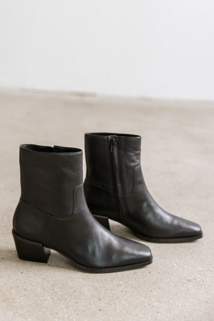Steve Madden Daney Boots in Black Leather FINAL SALE
